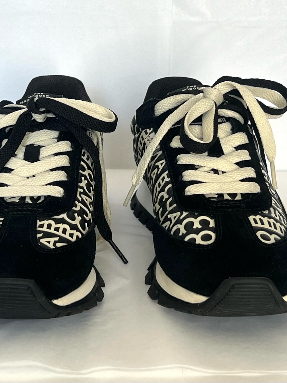 The Marc Jacobs The Jogger Monogram Leather Sneakers Black/Cream EU 39 - Picture 3 of 14